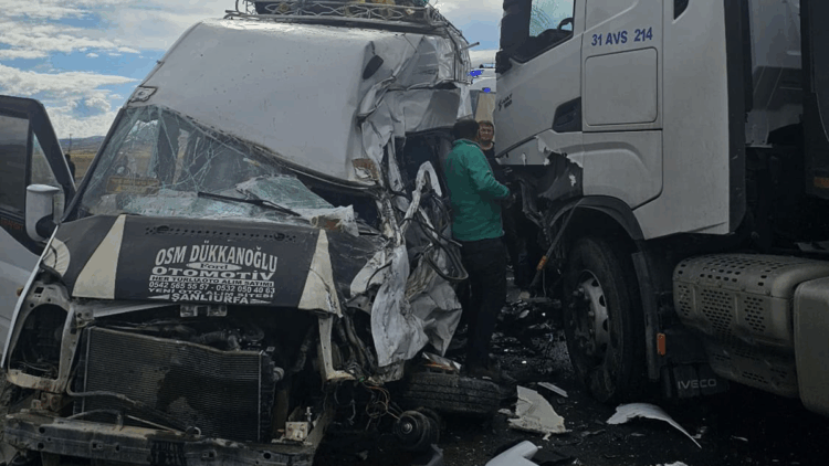 TIR ile minibüs çarpıştı: 9 yaralı