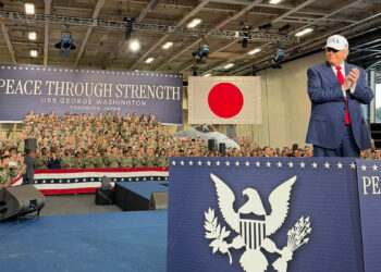 Trump, USS George Washington uçak gemisini ziyaret etti
