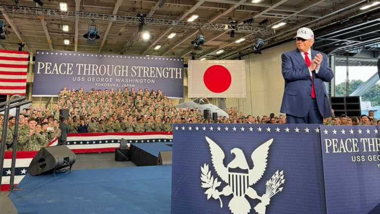 Trump, USS George Washington uçak gemisini ziyaret etti