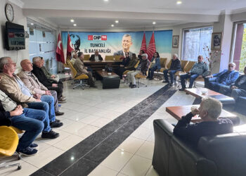 Tunceli'de CHP yönetimi kendilerini partiye kilitleyip, nöbet başlattı