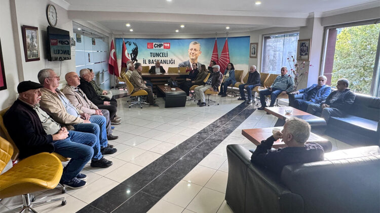 Tunceli'de CHP yönetimi kendilerini partiye kilitleyip, nöbet başlattı