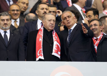 Cumhurbaşkanı Erdoğan, Türkiye-Gürcistan maçını tribünlerden takip etti