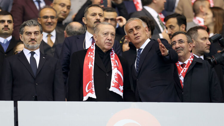 Cumhurbaşkanı Erdoğan, Türkiye-Gürcistan maçını tribünlerden takip etti