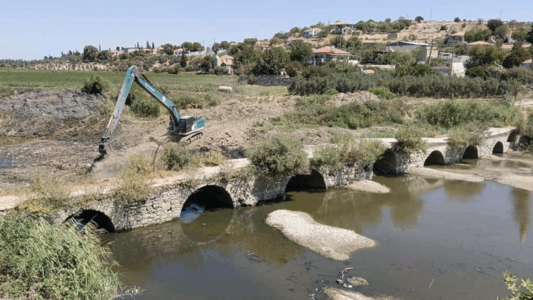Tarihi Taşköprü için yüzer bariyer sistemi talebi