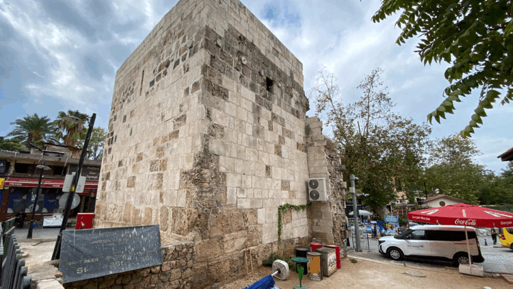 Tarihi burcun duvarı, klima takmak için delindi