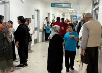 Tarsus’ta 26 öğrenci gıda zehirlenmesi şüphesiyle hastaneye kaldırıldı