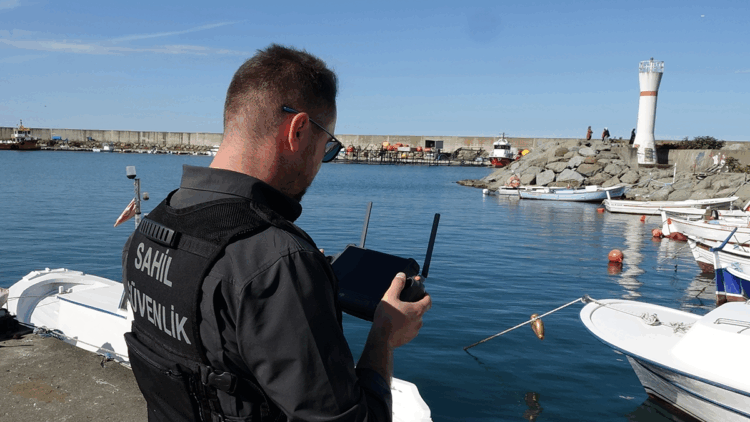 Teknesi bulunan balıkçı, 89 kişilik ekiple aranıyor