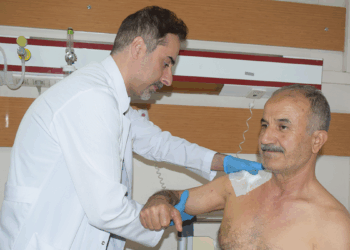 Tenis oynarken omzu çıkan hasta, özel plakla ameliyat edildi