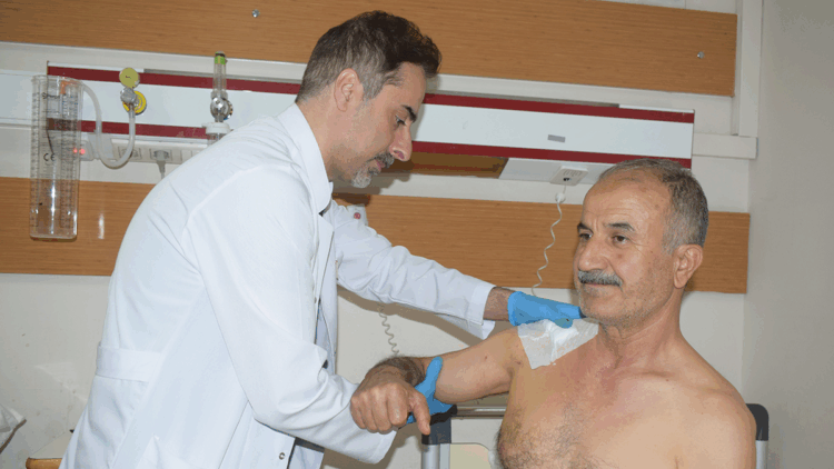 Tenis oynarken omzu çıkan hasta, özel plakla ameliyat edildi