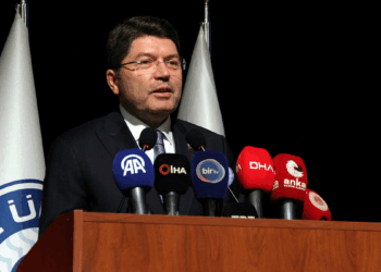 Adalet Bakanı Yılmaz Tunç, "Son bir yıla geldiğimizde terörün tamamen sonlandırılması için çalışmaları yoğunlaştırdık. İmralı’dan terör örgütünün feshi ile ilgili açıklamalar geldi. Önemli bir aşamaya geçilmiş oldu. Dün TBMM’de Milli Dayanışma, Kardeşlik ve Demokrasi Komisyonu'na Dış İşleri Bakanımızla birlikte sunum yaptık. Bu komisyon çok önemli kararlar alacak. Onların çizdiği rotada yolumuza devam edeceğiz" dedi. Adalet Bakanı Yılmaz Tunç, bir dizi program için İzmir'e geldi. Bakan Tunç programı kapsamında Ege Üniversitesi (EÜ) Prof. Dr. Yusuf Vardar MÖTBE Kültür Merkezi’nde düzenlenen EÜ 2025-2026 Eğitim Öğretim Yılı Akademik Açılış Töreni'ne katıldı. Törende İzmir Valisi Süleyman Elban, EÜ Rektörü Prof. Dr. Necdet Budak, AK Parti İl Başkanı Bilal Saygılı, milletvekilleri ile akademisyenler de hazır bulundu. Program kapsamında ilk olarak EÜ halk oyunları ekibi zeybek gösterisi gerçekleştirdi. Daha sonra EÜ Medya Uygulama ve Araştırma Merkezi tarafından hazırlanan klip izletildi. 'EN ÖNEMLİ KAYNAĞIMIZ, İNSAN GÜCÜMÜZ’ Yeni dönemin ilk dersini veren Adalet Bakanı Yılmaz Tunç, 1955 yılında kurulan EÜ'nün Türkiye’nin 4'üncü üniversitesi olduğunu hatırlatarak, bugün geldiği noktada spor, sanat, kültür, fen ve araştırmaya kadar pek çok alanda ulusal ve uluslararası başarılar elde edildiğini vurguladı. Eğitimin bir ülkenin kalkınması ve gelişmesi için en önemli şartlardan biri olduğunu dile getiren Bakan Tunç, "Çocuklarımızı, gençlerimizi geleceğe hazırlamak için doğumdan itibaren ailede başlayan eğitim ile beraber ilk, orta ve üniversite eğitimi ile birlikte onları en iyi şekilde yetiştireceğiz. En önemli kaynağımız insan gücümüz. 'Türkiye Yüzyılı'nı inşallah onlar inşa edecekler. Eğitime büyük önem veriyoruz. Bütçede en fazla pay eğitime ayrılıyor. Çok önemli mesafeler katettik. Milli Eğitim bütçesine bakıldığında üniversitelerle birlikte 2 trilyonu aşan meblağ ayırdık. 2026 yılı bütçesinde bu rakam daha da yükselecektir. Öğrencilerimizin faydalandığı yurt ve burs imkanlarını da arttırmaya devam ediyoruz. Şu anda yurt sayımız 875. Bugün 81 vilayette üniversiteler var. 208 üniversite ile birlikte yurt kapasitesi 1 milyona ulaştı. Yüksek öğretimde öğrencilerimizin burs ve barınma imkanlarını karşılamak için gayret gösterdik. Anadolu’da kurulan yeni üniversiteler var. Akademik kadroların gelişimleri her geçen gün artıyor. Gelecekte başarılı üniversiteler arasında yer alacaklarına inanıyoruz" dedi. '2029'A KADAR ÜNİVERSİTELERE DÜNYADA İLK 100 HEDEFİ' Cumhurbaşkanı Recep Tayyip Erdoğan'ın Ankara’da Yükseköğretim Akademik Yılı Açılış Töreni'nde yaptığı konuşmada Türkiye'nin hedeflerinden söz ettiğini hatırlatan Bakan Tunç, şöyle devam etti: “En az 2 üniversiteyi 2029'a kadar dünyada ilk 100 üniversite arasında görmek istediğini söylemişti. 'En az 10 üniversiteyi ilk 500 arasında görmek istiyoruz' demişti. Bu anlamda üniversitelerimiz ve özellikle Ege Üniversitesi bu başarılarda yerini alacaktır. Dünya çapında bu sıralamalara gireceğine inanıyoruz. Ege Üniversitesi 53 bin öğrencisiyle en fazla öğrenciye sahip üniversitelerden biri. 3 bin akademik personeli, 20 fakültesi, 10 bin enstitüsü, 2 yüksekokulu uygulama araştırma merkezleriyle Ege ve Türkiye’nin en önemli eğitim yuvası. Burası bilimin üretildiği yer. O bilimin ekonomik kalkınmada kullanılması anlamında lokomotif görevinde bulunuyor." 'DÜNYANIN EN GÜÇLÜ ÜLKELERİNDEN BİRİ HALİNE GELECEĞİZ' Türkiye’nin her alanda gelişmesini ve kalkınmasını güçlü şekilde sürdürmenin gayreti içinde olduklarını ifade eden Bakan Tunç, "Ülkemiz, fiziki kalkınma, altyapı ve üstyapı yatırımları, ortaya çıkan dünya projeleriyle, yolları, köprüleri, barajları, şehir hastaneleri, üniversiteleri, enerji projeleri, milli savunma hamleleriyle, yüzde 80 yerlilik oranını yakalayarak çok önemli mesafeler katetti. Fiziki ve demokratik kalkınma anlamında büyük reformlara imza attık. Türkiye Cumhuriyeti ikinci yüzyıla başladı. Bir asır geride kaldı. Demokraside kesintili zamanlar oldu. Cumhuriyetimizin kuruluşundan bu yana başta devletimizin kurucusu Gazi Mustafa Kemal Atatürk ve şehitlerimizi rahmetle anıyoruz. Onların emanetlerine sahip çıkacağız ve bu ülkeyi dünyanın en güçlü ülkelerinden biri haline getireceğiz. Son çeyrek asırda hızlı kalkınma süreci içinde olduk. Hukuk devleti, temel hak ve hürriyetlerinin geliştirilmesi konusunda önemli mesafeler aldık. Anayasal reformlarla küçümsenemeyecek, vesayetçi anlayışın tasfiyesi ile beraber Anayasamızda gerçekleştirilen temel hak ve hürriyetlerin arttırılması anlamında sessiz devrim sayılabilecek çalışmalara imza attık. Vakit kaybetmeden gençliğimizi en iyi şekilde yetiştirerek teknolojide ve kalkınmada dünyada söz sahibi olacağız" dedi. 'HAK ARAMA YOLLARI ARTTIRILDI' Anayasa değişikliği ile ilgili çalışmalardan da değinen Bakan Tunç, 'Yüksek standarttaki demokrasi' denildiğinde, darbe anayasası ile yönetiliyoruz. Anayasada reforme edilecek birçok husus var. Milli Güvenlik Kurulu'nun yapısından tutun Yüksek Askeri Şura’nın yapısının demokratik hale getirilmesine varıncaya kadar, Anayasa Mahkemesi, Hakimler ve Savcılar Yüksek Kurulu’nun yapısı, özel yetkili mahkemelerinin ve devlet güvenlik mahkemelerinin kaldırılması gibi yargı alanlarında çok önemli reformlar gerçekleştirildi. Hak arama yolları arttırıldı. Vatandaşların idareyle ilgili sorunu olduğunda yargıya başvurmadan Kamu Denetçiliği Kurumu'na başvurması sağlandı. Anayasa Mahkemesi'ne bireysel başvuru imkanı, bilgi edinme hakkı gibi birçok yapısal reformu hayata geçirdik. Sıkı yönetim ilanına izin veren maddelerin kaldırılması, darbecilerin yargılanabileceğine ilişkin hükümlerin Anayasamızda yerini alması, vesayetçi ruhu ortadan kaldırmaya yönelik düzenlemelerdi ve bunlar milletimizin onayıyla gerçekleşti. Cumhuriyet rejimini daha da güçlendiren, halkın doğrudan doğruya hem yasamayı hem yürütmeyi belirlediği bir yönetim sistemine geçiş Türkiye’nin daha yüksek standartlı demokrasiye kavuşması için gerçekleştirildi. Türkiye Yüzyılı'nda, demokratik, sivil katılımcı bir toplum sözleşmesine ihtiyaç var. Yeni anayasaya ihtiyaç var. Milletimize olan bu borcu yerine getirmemiz gerekir. İnşallah mecliste böyle bir uzlaşma sağlanır ve Türkiye Yüzyılı'nın başlarında demokratik sivil katılımcı bir anayasa ile yolumuza devam ederiz" diye konuştu. 'YATIRIMLARI EŞİT ŞEKİLDE SUNDUK' 'Türkiye Yüzyılı'nın inşa edilmesine 'Terörsüz Türkiye’nin önemine dikkati çeken Bakan Yılmaz Tunç, “Terör sorunu 41 yılda büyük ekonomik kayıplara neden oldu. Bu olmasaydı köylerde, şehirlerde milletimizin refahı daha fazla olacaktı. 50-60 yıllık yatırım bütçesine ayırdığımız parayı maalesef teröre ve neden olduğu zararlara ayırdık. Maddi kayıpların yanı sıra 50 binden fazla insanımızı kaybettik. Büyük acılar yaşadık. Bir daha yaşanmamasını istiyoruz. Türkiye’nin gençlerinin, sizlerin daha huzurlu yaşamasını ve huzurlu geleceği inşa edelim istiyoruz. Son çeyrek asırda terörün ortadan kaldırılması için mücadeleler verildi. 2002’de olağanüstü halin kaldırılmasıyla beraber normalleşme adımları başladı. Hakkari Yüksekova’ya, Zonguldak Çaycuma’ya havaalanı yaptık. Şırnak’a da Sinop’a da üniversite getirdik. Yatırımları eşit şekilde sunmaya çalıştık. Temel hak ve hürriyetleri güçlendirdik. Eşit vatandaşlık ilkesi içinde etnik kökene bakmadan ayrımcılığın ortadan kalkması için uygulamalar gerçekleştirdik" açıklamalarında bulundu. 'ŞEHİT AİLELERİNİ İNCİTECEK BİR ADIM ATMAYACAĞIZ' 'Terörsüz Türkiye' çalışmaları hakkında bilgi veren Bakan Tunç, "Son bir yıla geldiğimizde terörün tamamen sonlandırılması için çalışmaları yoğunlaştırdık. İmralı’dan terör örgütünün feshi ile ilgili açıklamalar geldi. Önemli bir aşamaya geçilmiş oldu. Dün TBMM’de Milli Dayanışma, Kardeşlik ve Demokrasi Komisyonu'na Dış İşleri Bakanımızla birlikte sunum yaptık. Milletvekillerimizin görüşlerini aldık. Adalet Bakanlığı’nın süreci başarıya ulaştırmak için verdiği katkıları paylaştık. Bu komisyon çok önemli kararlar alacak. Onların çizdiği rotada yolumuza devam edeceğiz. Milletimizi rahatsız edecek, şehit ailelerini incitecek bir adım atmayacağız. Terörden arındırarak yolumuza devam edeceğiz" dedi. 'İSRAİL HİÇBİR KARARA UYMADI’ Türkiye’nin kalkınma sürecinden bahsederken dünyadaki gelişmelerle de ilgilendiklerini kaydeden Bakan Tunç, “Filistin’de ateşkese rağmen bombaların atıldığını üzülerek görüyoruz. Pamuk ipliğine bağlı bir ateşkes. Bunun sağlanmasında Cumhurbaşkanımızın gayretleri oldu. Bu iki yıllık bir sorun değil. Bu, bir asrı aşan bölgede bir İsrail devleti kurulması fikri ile beraber işgal politikaları ile Filistinlilerin topraklarından edilmesi ve soykırıma tabi tutulması ile dünyanın önemli bir sorunu hale geldi. Bir asırlık dönemde İsrail hiçbir karara uymadı. 100’den fazla karar var. İşgal ettikleri topraklardan çekilmesine yönelik kararların hiçbirine uymadı, uluslararası hukuka saygı göstermedi. Güney Afrika’nın başlattığı tedbir kararları var. Uluslararası Ceza Mahkemesi'nin soykırımcıların yakalanmasına ilişkin kararları da kağıt üstünde kaldı. Uluslararası sistem işletilmedi. Sayın Cumhurbaşkanımız ‘Daha adil bir dünya mümkündür, dünya 5'ten büyüktür, dünya Birleşmiş Milletler Güvenlik Konseyi 5 ülkenin kararıyla şekillenmemeli, güvenlik sağlanacaksa BM güvenlik konseyinin adil olması lazım’ dedi. Bu nedenle uluslararası sistemin bir revizyona girmesini söylerken insanlığın sorunlarına çare olacak sistemin kurulmasını istedi. İlk zamanlar bunu ülkemizde bile eleştirenler oldu. Şimdi dünyanın birçok ülke bu sistemin sorunlara çare olmadığını ifade ediyor" diye konuştu. 'DÜNYAYA SİZ DAMGA VURACAKSINIZ’ Konuşmasının son kısmında Ege Üniversitesi’nin başarılarıyla ün salmaya devam edeceğini söyleyen Bakan Tunç, “Genç kardeşlerimize güveniyoruz. Bizim temelimiz sağlam. Karamsar tabloyu çizmek isteyenlere müsaade etmeyeceğiz. 'Beyin göçü var. Gençler yurt dışına gidiyor' diyenler Roketsan’da çalışan genç mühendislerimize baksın. Çok çalışacağız. 2053 hedefimizde İstanbul’un fethinden itibaren 600 yıl geçmiş olacak. ‘Türkiye Yüzyılı'nın tam ortalarında dünyaya siz damga vuracaksınız. Ecdadımızın Anadolu’nun kapılarını açtığı tarihinden itibaren Türkiye dünyanın zirvesinde yer alacak. 'Bu hedefe ulaşamayacağız' şeklinde karamsarlık pompalayanlara aldanmayın" dedi. PROJE BAŞVURU VE KABUL ORAN DERECELERİ İzmir Valisi Süleyman Elban ise bu yıl EÜ için özel bir yıl olduğunu hatırlatarak kuruluşunun 70’inci yılında Türkiye’nin köklü üniversitelerinden biri olan üniversite öğrencileri ve akademisyenlerine başarılarla dolu bir akademik yıl dilediğini ifade etti. EÜ Rektörü Prof. Dr. Necdet Budak, törende yaptığı konuşmada, TÜBİTAK nezdinde son 4 yılda proje başvuru ve kabul oranında Türkiye birincisi olduklarını ifade ederek, çıktı odaklı araştırma anlayışı doğrultusunda patentlerin ticarileştirilmesinde Türkiye ikincisi, patentlerin lisanslanmasında ise Türkiye üçüncüsü olarak yer aldıklarını söyledi. Ege Üniversitesi olarak İzmir Cumhuriyet Başsavcılığı ve Adalet Bakanlığı’na bağlı kurumlarla yakın bir iş birliği içerisinde olduklarını belirten Prof. Dr. Budak, "Yaptığımız çeşitli protokollerle yoğun çalışma temposundaki yargı mensuplarına üniversite hastanemizde hızlı ve etkin sağlık hizmeti veriyoruz. Madde Bağımlılığı Toksikoloji ve İlaç Bilimleri Enstitümüz denetimli serbestlik kapsamındaki bireylere hizmet sunmaktadır. İzmir Denetimli Serbestlik Müdürlüğü yapılan protokoller kapsamında çalışanlara yönelik çeşitli eğitim faaliyetleri yürütüyoruz. Yine Başsavcılığımızla yaptığımız protokoller kapsamında özel gruplara yönelik çocuk ve erişkin ruh sağlığı kliniklerimizde öncelikli randevu ile sağlık hizmeti veriyoruz" diye konuştu. Konuşmaların ardından Prof. Dr. Budak, Adalet Bakanı Yılmaz Tunç’a günün anısına hediye takdiminde bulundu. Daha sonra üniversiteye bu yıl yüksek puanla yerleşen öğrencilere başarı belgeleri verildi. Toplu hatıra fotoğrafının çekilmesinin ardından program son buldu.