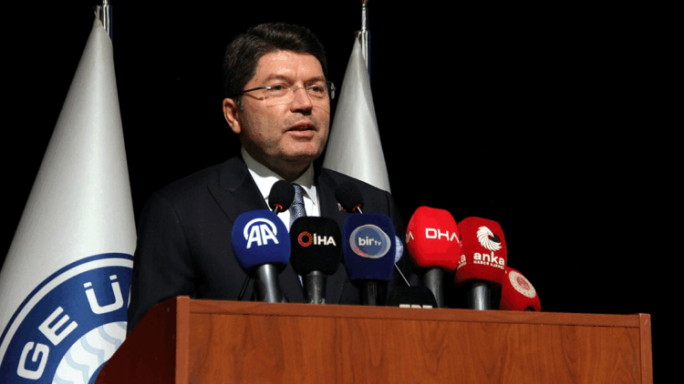 Adalet Bakanı Yılmaz Tunç, "Son bir yıla geldiğimizde terörün tamamen sonlandırılması için çalışmaları yoğunlaştırdık. İmralı’dan terör örgütünün feshi ile ilgili açıklamalar geldi. Önemli bir aşamaya geçilmiş oldu. Dün TBMM’de Milli Dayanışma, Kardeşlik ve Demokrasi Komisyonu'na Dış İşleri Bakanımızla birlikte sunum yaptık. Bu komisyon çok önemli kararlar alacak. Onların çizdiği rotada yolumuza devam edeceğiz" dedi. Adalet Bakanı Yılmaz Tunç, bir dizi program için İzmir'e geldi. Bakan Tunç programı kapsamında Ege Üniversitesi (EÜ) Prof. Dr. Yusuf Vardar MÖTBE Kültür Merkezi’nde düzenlenen EÜ 2025-2026 Eğitim Öğretim Yılı Akademik Açılış Töreni'ne katıldı. Törende İzmir Valisi Süleyman Elban, EÜ Rektörü Prof. Dr. Necdet Budak, AK Parti İl Başkanı Bilal Saygılı, milletvekilleri ile akademisyenler de hazır bulundu. Program kapsamında ilk olarak EÜ halk oyunları ekibi zeybek gösterisi gerçekleştirdi. Daha sonra EÜ Medya Uygulama ve Araştırma Merkezi tarafından hazırlanan klip izletildi. 'EN ÖNEMLİ KAYNAĞIMIZ, İNSAN GÜCÜMÜZ’ Yeni dönemin ilk dersini veren Adalet Bakanı Yılmaz Tunç, 1955 yılında kurulan EÜ'nün Türkiye’nin 4'üncü üniversitesi olduğunu hatırlatarak, bugün geldiği noktada spor, sanat, kültür, fen ve araştırmaya kadar pek çok alanda ulusal ve uluslararası başarılar elde edildiğini vurguladı. Eğitimin bir ülkenin kalkınması ve gelişmesi için en önemli şartlardan biri olduğunu dile getiren Bakan Tunç, "Çocuklarımızı, gençlerimizi geleceğe hazırlamak için doğumdan itibaren ailede başlayan eğitim ile beraber ilk, orta ve üniversite eğitimi ile birlikte onları en iyi şekilde yetiştireceğiz. En önemli kaynağımız insan gücümüz. 'Türkiye Yüzyılı'nı inşallah onlar inşa edecekler. Eğitime büyük önem veriyoruz. Bütçede en fazla pay eğitime ayrılıyor. Çok önemli mesafeler katettik. Milli Eğitim bütçesine bakıldığında üniversitelerle birlikte 2 trilyonu aşan meblağ ayırdık. 2026 yılı bütçesinde bu rakam daha da yükselecektir. Öğrencilerimizin faydalandığı yurt ve burs imkanlarını da arttırmaya devam ediyoruz. Şu anda yurt sayımız 875. Bugün 81 vilayette üniversiteler var. 208 üniversite ile birlikte yurt kapasitesi 1 milyona ulaştı. Yüksek öğretimde öğrencilerimizin burs ve barınma imkanlarını karşılamak için gayret gösterdik. Anadolu’da kurulan yeni üniversiteler var. Akademik kadroların gelişimleri her geçen gün artıyor. Gelecekte başarılı üniversiteler arasında yer alacaklarına inanıyoruz" dedi. '2029'A KADAR ÜNİVERSİTELERE DÜNYADA İLK 100 HEDEFİ' Cumhurbaşkanı Recep Tayyip Erdoğan'ın Ankara’da Yükseköğretim Akademik Yılı Açılış Töreni'nde yaptığı konuşmada Türkiye'nin hedeflerinden söz ettiğini hatırlatan Bakan Tunç, şöyle devam etti: “En az 2 üniversiteyi 2029'a kadar dünyada ilk 100 üniversite arasında görmek istediğini söylemişti. 'En az 10 üniversiteyi ilk 500 arasında görmek istiyoruz' demişti. Bu anlamda üniversitelerimiz ve özellikle Ege Üniversitesi bu başarılarda yerini alacaktır. Dünya çapında bu sıralamalara gireceğine inanıyoruz. Ege Üniversitesi 53 bin öğrencisiyle en fazla öğrenciye sahip üniversitelerden biri. 3 bin akademik personeli, 20 fakültesi, 10 bin enstitüsü, 2 yüksekokulu uygulama araştırma merkezleriyle Ege ve Türkiye’nin en önemli eğitim yuvası. Burası bilimin üretildiği yer. O bilimin ekonomik kalkınmada kullanılması anlamında lokomotif görevinde bulunuyor." 'DÜNYANIN EN GÜÇLÜ ÜLKELERİNDEN BİRİ HALİNE GELECEĞİZ' Türkiye’nin her alanda gelişmesini ve kalkınmasını güçlü şekilde sürdürmenin gayreti içinde olduklarını ifade eden Bakan Tunç, "Ülkemiz, fiziki kalkınma, altyapı ve üstyapı yatırımları, ortaya çıkan dünya projeleriyle, yolları, köprüleri, barajları, şehir hastaneleri, üniversiteleri, enerji projeleri, milli savunma hamleleriyle, yüzde 80 yerlilik oranını yakalayarak çok önemli mesafeler katetti. Fiziki ve demokratik kalkınma anlamında büyük reformlara imza attık. Türkiye Cumhuriyeti ikinci yüzyıla başladı. Bir asır geride kaldı. Demokraside kesintili zamanlar oldu. Cumhuriyetimizin kuruluşundan bu yana başta devletimizin kurucusu Gazi Mustafa Kemal Atatürk ve şehitlerimizi rahmetle anıyoruz. Onların emanetlerine sahip çıkacağız ve bu ülkeyi dünyanın en güçlü ülkelerinden biri haline getireceğiz. Son çeyrek asırda hızlı kalkınma süreci içinde olduk. Hukuk devleti, temel hak ve hürriyetlerinin geliştirilmesi konusunda önemli mesafeler aldık. Anayasal reformlarla küçümsenemeyecek, vesayetçi anlayışın tasfiyesi ile beraber Anayasamızda gerçekleştirilen temel hak ve hürriyetlerin arttırılması anlamında sessiz devrim sayılabilecek çalışmalara imza attık. Vakit kaybetmeden gençliğimizi en iyi şekilde yetiştirerek teknolojide ve kalkınmada dünyada söz sahibi olacağız" dedi. 'HAK ARAMA YOLLARI ARTTIRILDI' Anayasa değişikliği ile ilgili çalışmalardan da değinen Bakan Tunç, 'Yüksek standarttaki demokrasi' denildiğinde, darbe anayasası ile yönetiliyoruz. Anayasada reforme edilecek birçok husus var. Milli Güvenlik Kurulu'nun yapısından tutun Yüksek Askeri Şura’nın yapısının demokratik hale getirilmesine varıncaya kadar, Anayasa Mahkemesi, Hakimler ve Savcılar Yüksek Kurulu’nun yapısı, özel yetkili mahkemelerinin ve devlet güvenlik mahkemelerinin kaldırılması gibi yargı alanlarında çok önemli reformlar gerçekleştirildi. Hak arama yolları arttırıldı. Vatandaşların idareyle ilgili sorunu olduğunda yargıya başvurmadan Kamu Denetçiliği Kurumu'na başvurması sağlandı. Anayasa Mahkemesi'ne bireysel başvuru imkanı, bilgi edinme hakkı gibi birçok yapısal reformu hayata geçirdik. Sıkı yönetim ilanına izin veren maddelerin kaldırılması, darbecilerin yargılanabileceğine ilişkin hükümlerin Anayasamızda yerini alması, vesayetçi ruhu ortadan kaldırmaya yönelik düzenlemelerdi ve bunlar milletimizin onayıyla gerçekleşti. Cumhuriyet rejimini daha da güçlendiren, halkın doğrudan doğruya hem yasamayı hem yürütmeyi belirlediği bir yönetim sistemine geçiş Türkiye’nin daha yüksek standartlı demokrasiye kavuşması için gerçekleştirildi. Türkiye Yüzyılı'nda, demokratik, sivil katılımcı bir toplum sözleşmesine ihtiyaç var. Yeni anayasaya ihtiyaç var. Milletimize olan bu borcu yerine getirmemiz gerekir. İnşallah mecliste böyle bir uzlaşma sağlanır ve Türkiye Yüzyılı'nın başlarında demokratik sivil katılımcı bir anayasa ile yolumuza devam ederiz" diye konuştu. 'YATIRIMLARI EŞİT ŞEKİLDE SUNDUK' 'Türkiye Yüzyılı'nın inşa edilmesine 'Terörsüz Türkiye’nin önemine dikkati çeken Bakan Yılmaz Tunç, “Terör sorunu 41 yılda büyük ekonomik kayıplara neden oldu. Bu olmasaydı köylerde, şehirlerde milletimizin refahı daha fazla olacaktı. 50-60 yıllık yatırım bütçesine ayırdığımız parayı maalesef teröre ve neden olduğu zararlara ayırdık. Maddi kayıpların yanı sıra 50 binden fazla insanımızı kaybettik. Büyük acılar yaşadık. Bir daha yaşanmamasını istiyoruz. Türkiye’nin gençlerinin, sizlerin daha huzurlu yaşamasını ve huzurlu geleceği inşa edelim istiyoruz. Son çeyrek asırda terörün ortadan kaldırılması için mücadeleler verildi. 2002’de olağanüstü halin kaldırılmasıyla beraber normalleşme adımları başladı. Hakkari Yüksekova’ya, Zonguldak Çaycuma’ya havaalanı yaptık. Şırnak’a da Sinop’a da üniversite getirdik. Yatırımları eşit şekilde sunmaya çalıştık. Temel hak ve hürriyetleri güçlendirdik. Eşit vatandaşlık ilkesi içinde etnik kökene bakmadan ayrımcılığın ortadan kalkması için uygulamalar gerçekleştirdik" açıklamalarında bulundu. 'ŞEHİT AİLELERİNİ İNCİTECEK BİR ADIM ATMAYACAĞIZ' 'Terörsüz Türkiye' çalışmaları hakkında bilgi veren Bakan Tunç, "Son bir yıla geldiğimizde terörün tamamen sonlandırılması için çalışmaları yoğunlaştırdık. İmralı’dan terör örgütünün feshi ile ilgili açıklamalar geldi. Önemli bir aşamaya geçilmiş oldu. Dün TBMM’de Milli Dayanışma, Kardeşlik ve Demokrasi Komisyonu'na Dış İşleri Bakanımızla birlikte sunum yaptık. Milletvekillerimizin görüşlerini aldık. Adalet Bakanlığı’nın süreci başarıya ulaştırmak için verdiği katkıları paylaştık. Bu komisyon çok önemli kararlar alacak. Onların çizdiği rotada yolumuza devam edeceğiz. Milletimizi rahatsız edecek, şehit ailelerini incitecek bir adım atmayacağız. Terörden arındırarak yolumuza devam edeceğiz" dedi. 'İSRAİL HİÇBİR KARARA UYMADI’ Türkiye’nin kalkınma sürecinden bahsederken dünyadaki gelişmelerle de ilgilendiklerini kaydeden Bakan Tunç, “Filistin’de ateşkese rağmen bombaların atıldığını üzülerek görüyoruz. Pamuk ipliğine bağlı bir ateşkes. Bunun sağlanmasında Cumhurbaşkanımızın gayretleri oldu. Bu iki yıllık bir sorun değil. Bu, bir asrı aşan bölgede bir İsrail devleti kurulması fikri ile beraber işgal politikaları ile Filistinlilerin topraklarından edilmesi ve soykırıma tabi tutulması ile dünyanın önemli bir sorunu hale geldi. Bir asırlık dönemde İsrail hiçbir karara uymadı. 100’den fazla karar var. İşgal ettikleri topraklardan çekilmesine yönelik kararların hiçbirine uymadı, uluslararası hukuka saygı göstermedi. Güney Afrika’nın başlattığı tedbir kararları var. Uluslararası Ceza Mahkemesi'nin soykırımcıların yakalanmasına ilişkin kararları da kağıt üstünde kaldı. Uluslararası sistem işletilmedi. Sayın Cumhurbaşkanımız ‘Daha adil bir dünya mümkündür, dünya 5'ten büyüktür, dünya Birleşmiş Milletler Güvenlik Konseyi 5 ülkenin kararıyla şekillenmemeli, güvenlik sağlanacaksa BM güvenlik konseyinin adil olması lazım’ dedi. Bu nedenle uluslararası sistemin bir revizyona girmesini söylerken insanlığın sorunlarına çare olacak sistemin kurulmasını istedi. İlk zamanlar bunu ülkemizde bile eleştirenler oldu. Şimdi dünyanın birçok ülke bu sistemin sorunlara çare olmadığını ifade ediyor" diye konuştu. 'DÜNYAYA SİZ DAMGA VURACAKSINIZ’ Konuşmasının son kısmında Ege Üniversitesi’nin başarılarıyla ün salmaya devam edeceğini söyleyen Bakan Tunç, “Genç kardeşlerimize güveniyoruz. Bizim temelimiz sağlam. Karamsar tabloyu çizmek isteyenlere müsaade etmeyeceğiz. 'Beyin göçü var. Gençler yurt dışına gidiyor' diyenler Roketsan’da çalışan genç mühendislerimize baksın. Çok çalışacağız. 2053 hedefimizde İstanbul’un fethinden itibaren 600 yıl geçmiş olacak. ‘Türkiye Yüzyılı'nın tam ortalarında dünyaya siz damga vuracaksınız. Ecdadımızın Anadolu’nun kapılarını açtığı tarihinden itibaren Türkiye dünyanın zirvesinde yer alacak. 'Bu hedefe ulaşamayacağız' şeklinde karamsarlık pompalayanlara aldanmayın" dedi. PROJE BAŞVURU VE KABUL ORAN DERECELERİ İzmir Valisi Süleyman Elban ise bu yıl EÜ için özel bir yıl olduğunu hatırlatarak kuruluşunun 70’inci yılında Türkiye’nin köklü üniversitelerinden biri olan üniversite öğrencileri ve akademisyenlerine başarılarla dolu bir akademik yıl dilediğini ifade etti. EÜ Rektörü Prof. Dr. Necdet Budak, törende yaptığı konuşmada, TÜBİTAK nezdinde son 4 yılda proje başvuru ve kabul oranında Türkiye birincisi olduklarını ifade ederek, çıktı odaklı araştırma anlayışı doğrultusunda patentlerin ticarileştirilmesinde Türkiye ikincisi, patentlerin lisanslanmasında ise Türkiye üçüncüsü olarak yer aldıklarını söyledi. Ege Üniversitesi olarak İzmir Cumhuriyet Başsavcılığı ve Adalet Bakanlığı’na bağlı kurumlarla yakın bir iş birliği içerisinde olduklarını belirten Prof. Dr. Budak, "Yaptığımız çeşitli protokollerle yoğun çalışma temposundaki yargı mensuplarına üniversite hastanemizde hızlı ve etkin sağlık hizmeti veriyoruz. Madde Bağımlılığı Toksikoloji ve İlaç Bilimleri Enstitümüz denetimli serbestlik kapsamındaki bireylere hizmet sunmaktadır. İzmir Denetimli Serbestlik Müdürlüğü yapılan protokoller kapsamında çalışanlara yönelik çeşitli eğitim faaliyetleri yürütüyoruz. Yine Başsavcılığımızla yaptığımız protokoller kapsamında özel gruplara yönelik çocuk ve erişkin ruh sağlığı kliniklerimizde öncelikli randevu ile sağlık hizmeti veriyoruz" diye konuştu. Konuşmaların ardından Prof. Dr. Budak, Adalet Bakanı Yılmaz Tunç’a günün anısına hediye takdiminde bulundu. Daha sonra üniversiteye bu yıl yüksek puanla yerleşen öğrencilere başarı belgeleri verildi. Toplu hatıra fotoğrafının çekilmesinin ardından program son buldu.