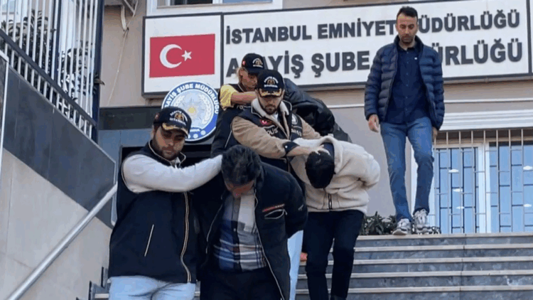 Tırnakçılık yöntemiyle turistlerin paralarını çalan 3 şüpheli yakalandı