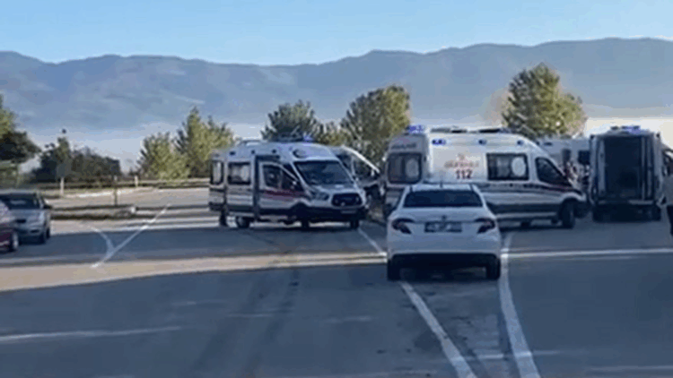 Tokat'ta iki servis midibüsü çarpıştı: 10 yaralı