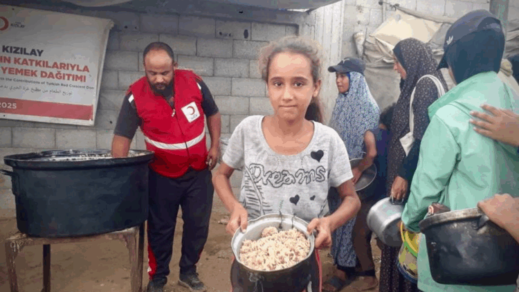 Türk Kızılay Gazze'de ateşkes sonrası yardımlarını artırdı