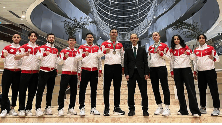 Türkiye Wushu Milli Takımı dünya şampiyonu unvanıyla yurda döndü