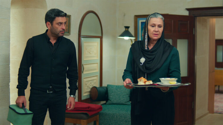 Uzak Şehir'de Sadakat Alya'ya çorba yaptı