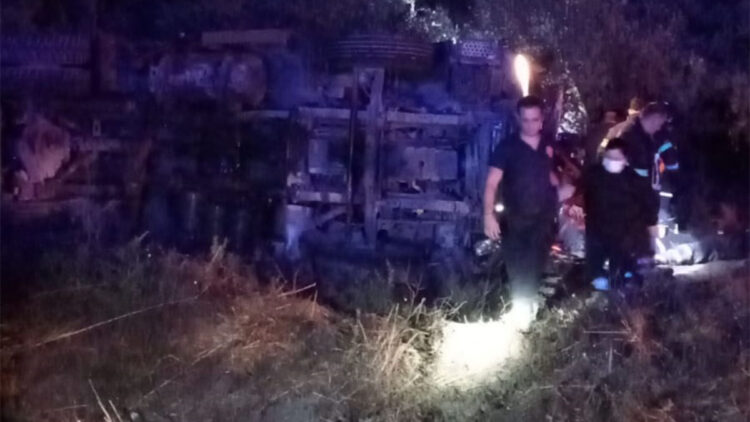 Yangından dönerken devrilen arazözde 2 itfaiye personeli yaralandı