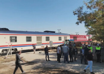 Yolcu treni hemzemin geçitte okul servisi minibüsüne çarptı