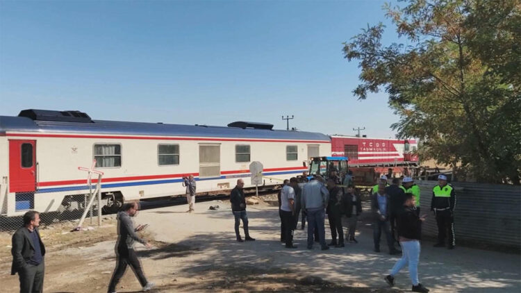 Yolcu treni hemzemin geçitte okul servisi minibüsüne çarptı