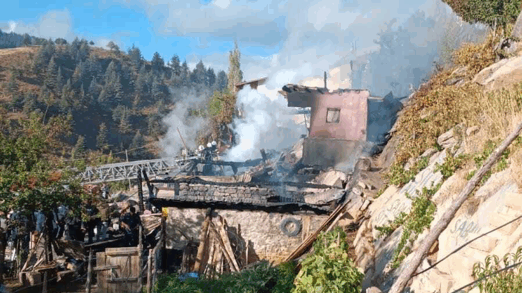 Yangında çöken evdeki engelli 2 kardeş hayatını kaybetti