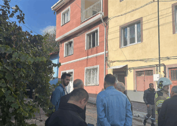 Yangında mahsur kalan anne ve 3 çocuğu kurtarıldı