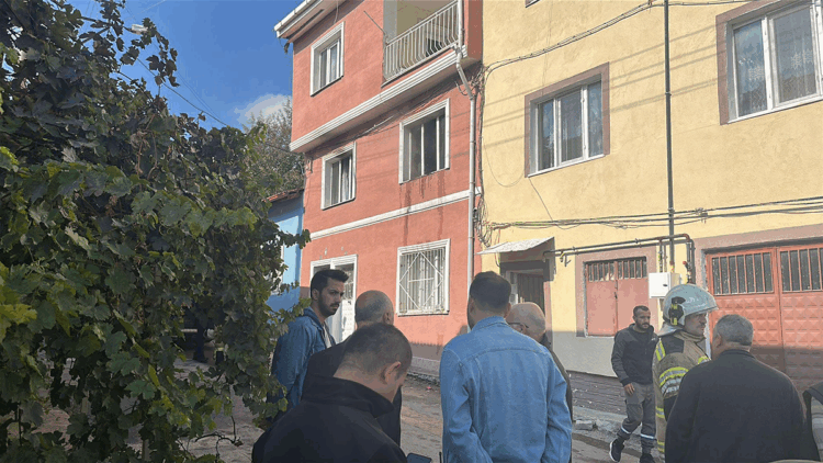 Yangında mahsur kalan anne ve 3 çocuğu kurtarıldı