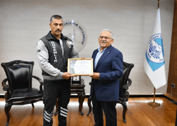 Yolcuyu, tramvayın altından kalmaktan kurtaran güvenlik görevlisine teşekkür belgesi