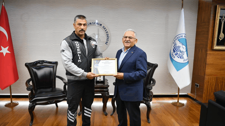 Yolcuyu, tramvayın altından kalmaktan kurtaran güvenlik görevlisine teşekkür belgesi