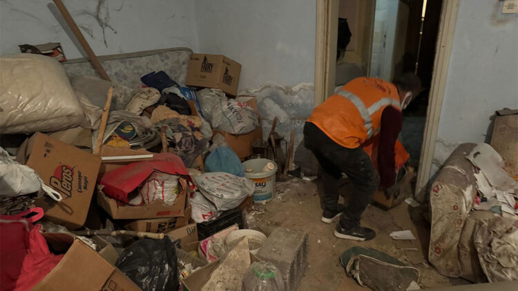 Engelli kadın çöp evde annesinin cesediyle yaşamış