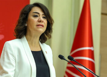 Sağlık Bakanlığı'nın görevi eczacıyı ötekileştirmek değil