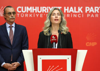 Devlet Tiyatroları'nı siyasi parti sahnesine çevirmeyin