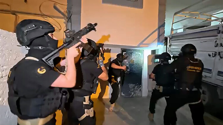 DEAŞ adına esnaftan para toplayan, vermeyeni darbeden 19 şüpheli yakalandı