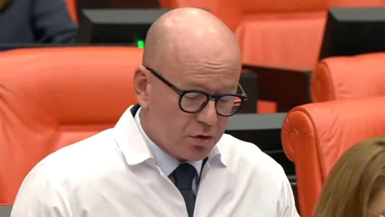 CHP'li Sarı'dan TBMM'de 'eczacı önlüğü' tepkisi