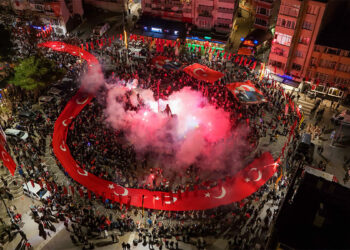 Silivri, Cumhuriyet Bayramının 102. Yılını 102 metre uzunluğundaki bayrakla kutladı!