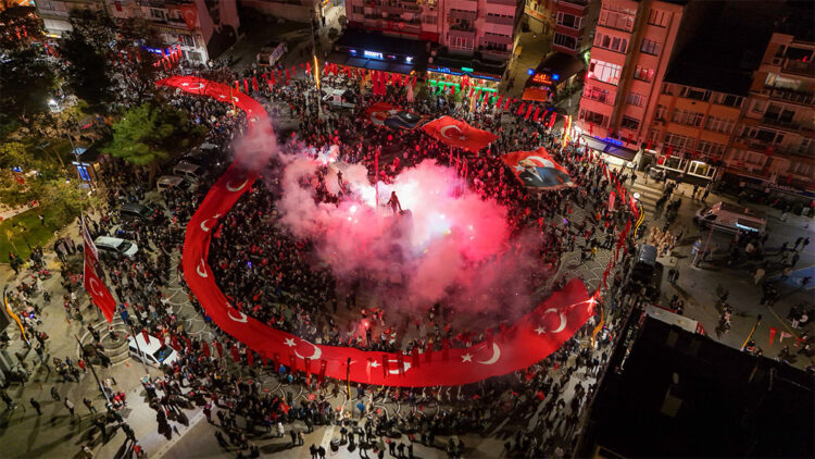 Silivri, Cumhuriyet Bayramının 102. Yılını 102 metre uzunluğundaki bayrakla kutladı!
