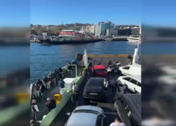 Harem-Sirkeci seferini yapan feribot iskeleye çarptı