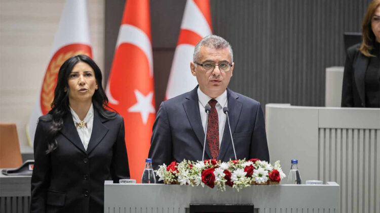Tufan Erhürman Cumhuriyet Meclisi'nde ant içti