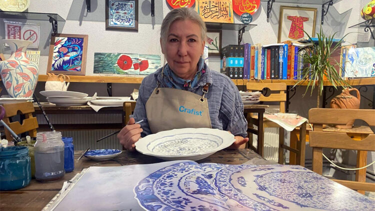 Devlet sanatçısı çini ustası, İznik'i resmettiği eserini Papa için hazırlıyor