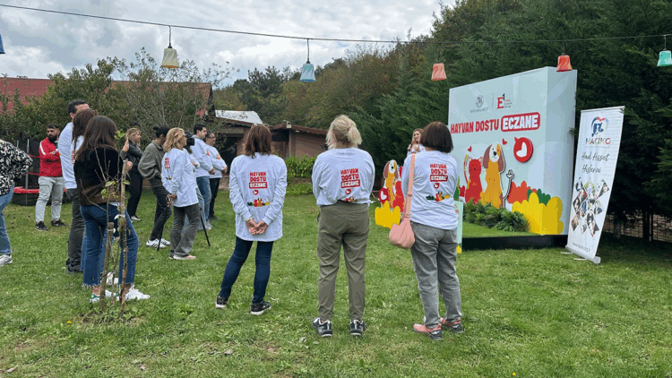 ‘Hayvan Dostu Eczane’ projesi ile sokak hayvanları için 1 ton mama bağışı