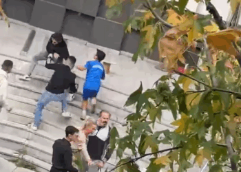 15 yaşındaki kız kardeşini rahatsız eden 2 kişiyi bıçakladı