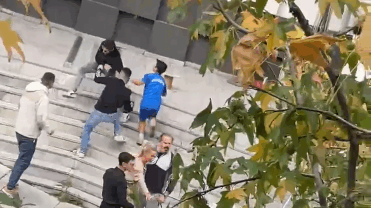 15 yaşındaki kız kardeşini rahatsız eden 2 kişiyi bıçakladı