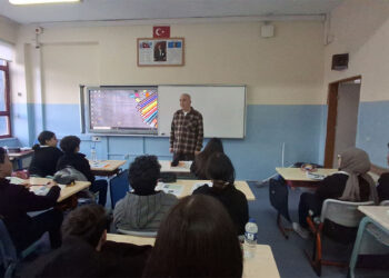 Öğrencilerinin yüreğine dokunan görme engelli öğretmen kendini görmek istiyor