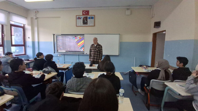 Öğrencilerinin yüreğine dokunan görme engelli öğretmen kendini görmek istiyor