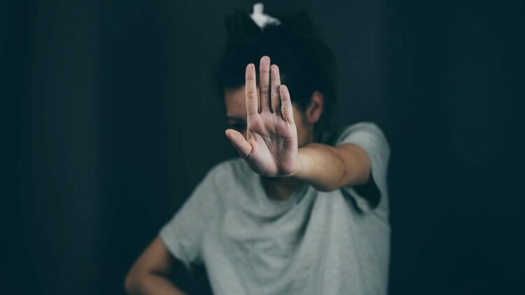 Şiddete uğrayan kadın kendini değersiz hissediyor