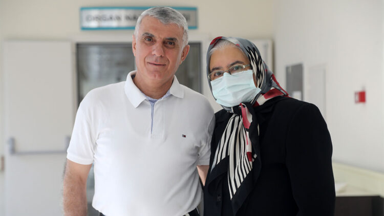 37 yıllık eşinin böbreğiyle yaşama tutundu