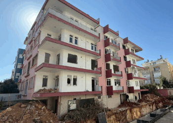 4 katlı metruk binada yangın çıktı; 1 erkek cesedi bulundu