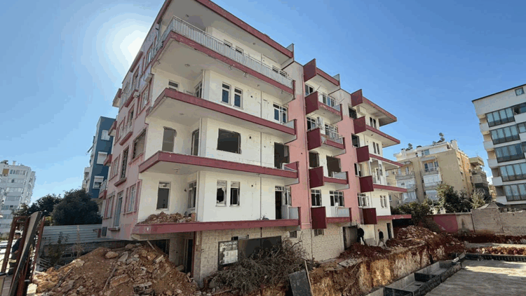 4 katlı metruk binada yangın çıktı; 1 erkek cesedi bulundu