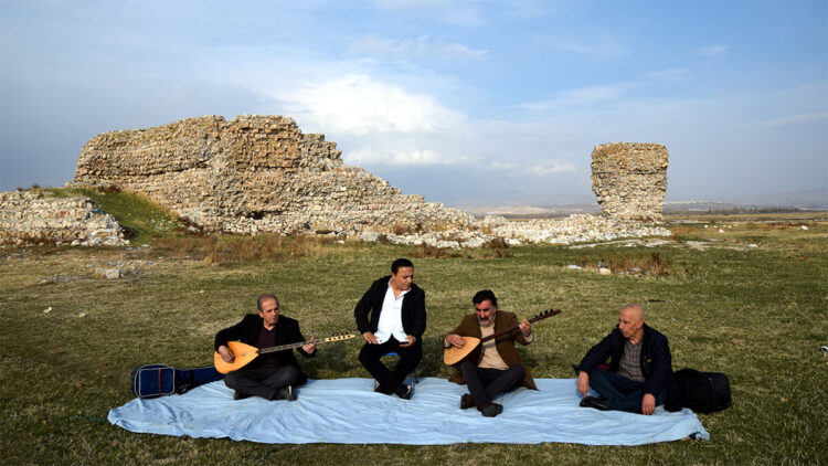 40 yıl önce yüzdükleri alanda saz çalıp türkü söylediler