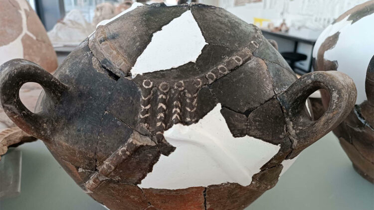 Yassıtepe Höyüğü'nde gerdanlık kabartmalı özel kaplar bulundu