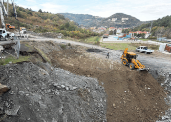 70 kişi tahliye edilmişti; çöken alan toprakla dolduruluyor